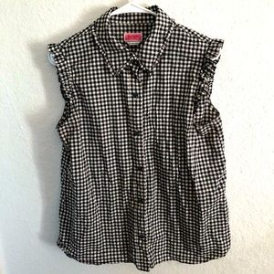 Gingham sleeveless ruffled button down blouse